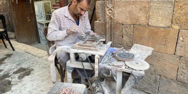 التراث الحرفي.. زيكا يواصل صناعة الفن اليدوي